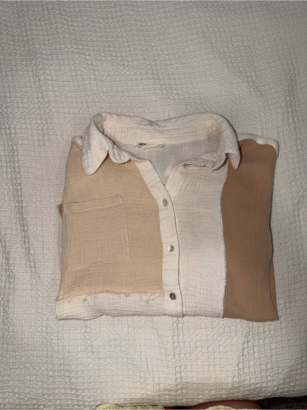 Women’s Colorblock Button-Front Shirt - Picture 2 of 3